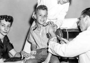 peter salk riceve il vaccino contro la poliomelite