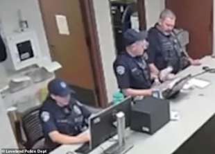 poliziotti ridono durante l'arresto di karen garner in colorado 3