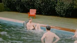 Principe Filippo in piscina
