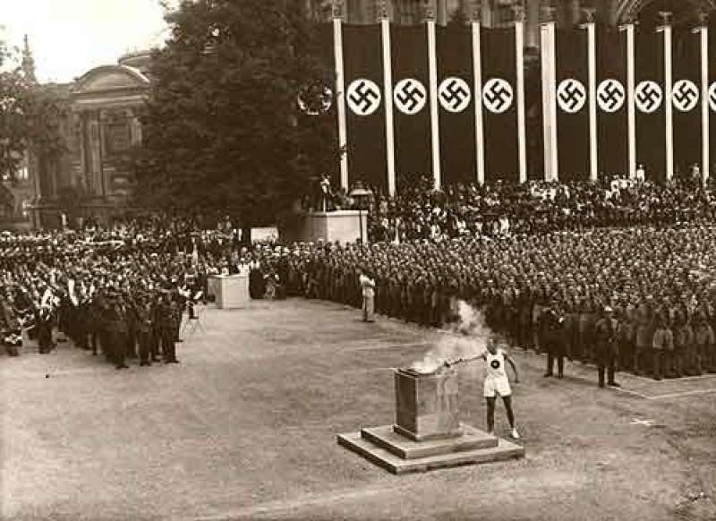 torcia olimpica a berlino 1936