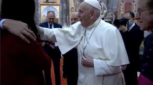 tutti senza mascherina a baciare la mano del papa 1