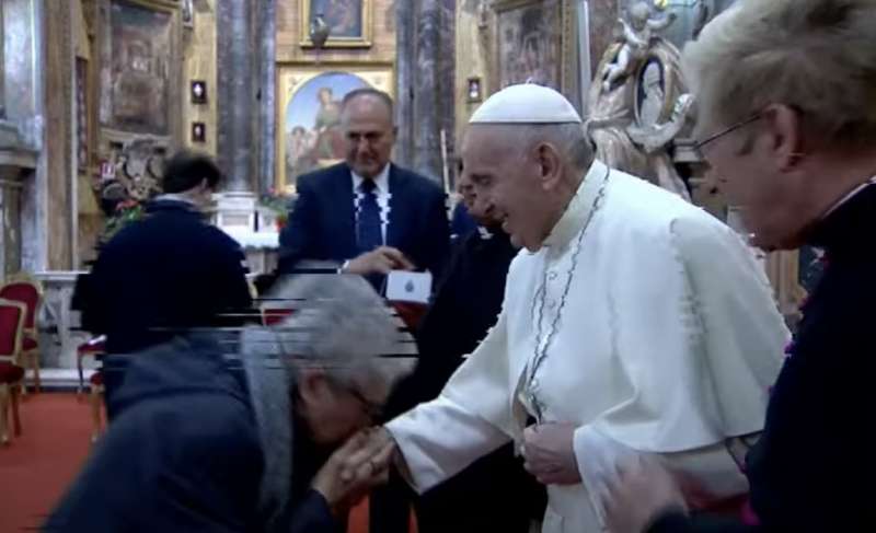 tutti senza mascherina a baciare la mano del papa 10
