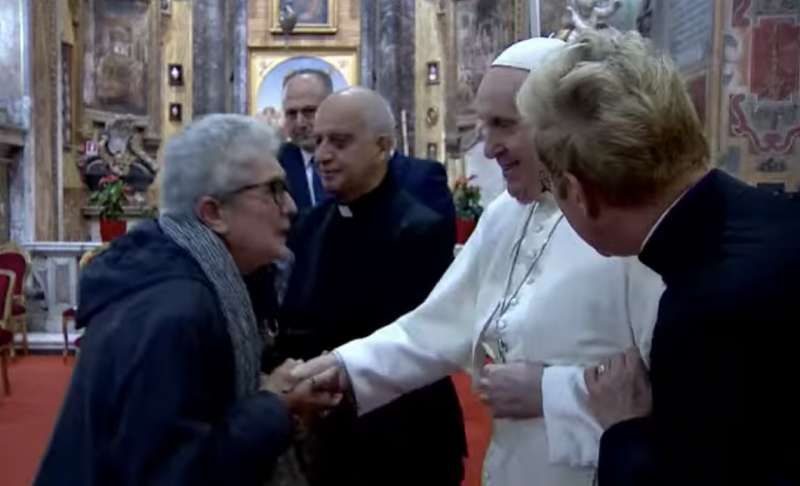 tutti senza mascherina a baciare la mano del papa 11