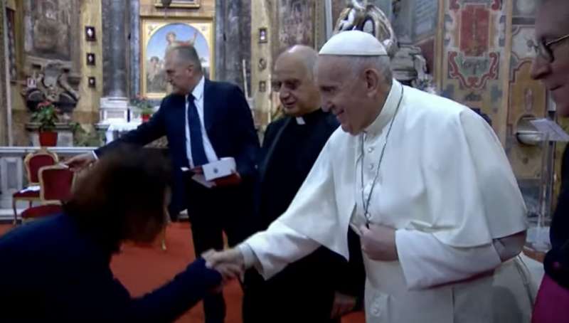 tutti senza mascherina a baciare la mano del papa