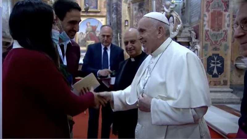 tutti senza mascherina a baciare la mano del papa 2