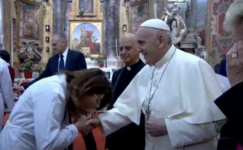 tutti senza mascherina a baciare la mano del papa 4