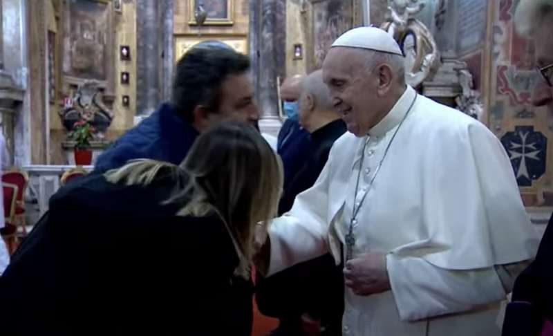 tutti senza mascherina a baciare la mano del papa 5