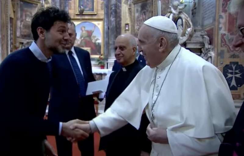 tutti senza mascherina a baciare la mano del papa 6