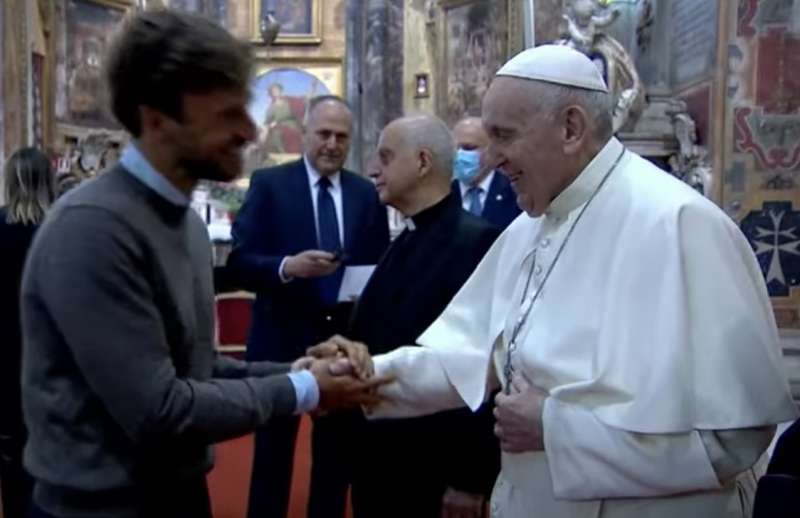 tutti senza mascherina a baciare la mano del papa 9