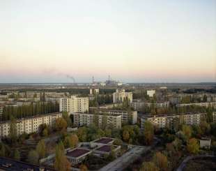 vista della centrale nucleare da un tetto di pripyat 1994