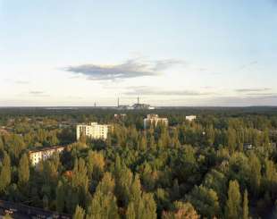 vista della centrale nucleare da un tetto di pripyat 2011