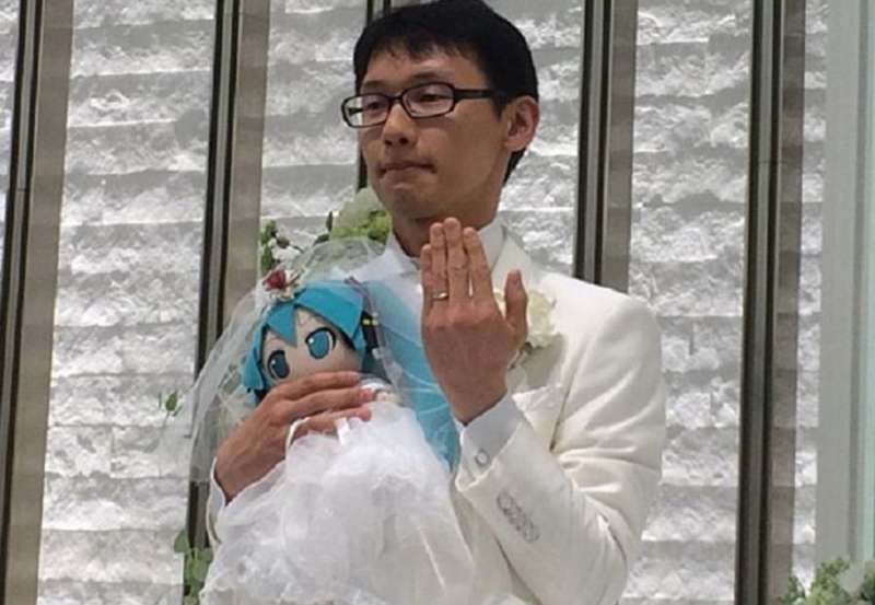 akihiko kondo sposa un ologramma 4