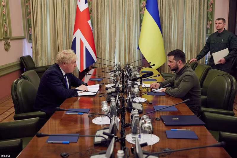 Boris Johnson e Volodymyr Zelensky 7