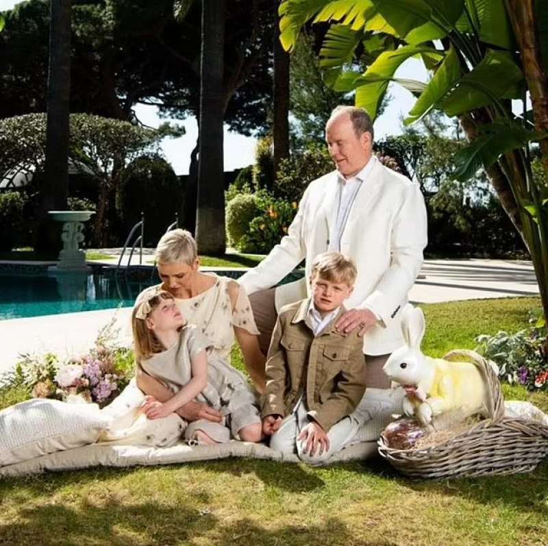 Charlene e Alberto di Monaco con i figli 2