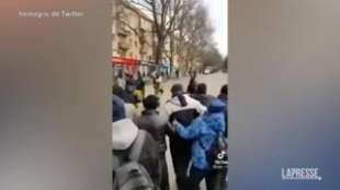 Esercito russo spara su manifestanti a Kherson 2