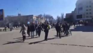 Esercito russo spara su manifestanti a Kherson 4