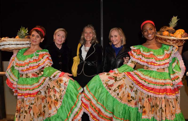 federica balestra bianca maria morichelli stefania d annunzio con le donne vestite con i costumi colombiani foto di bacco