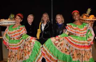 federica balestra bianca maria morichelli stefania d annunzio con le donne vestite con i costumi colombiani foto di bacco