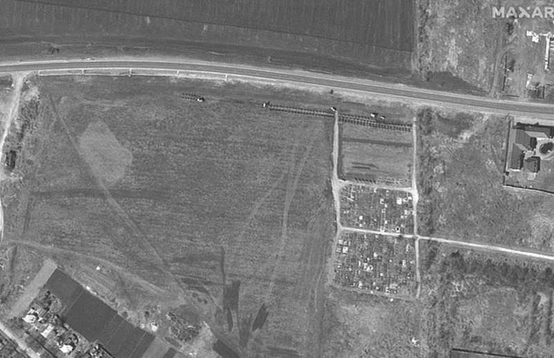 foto satellitari della costruzione della fossa comune