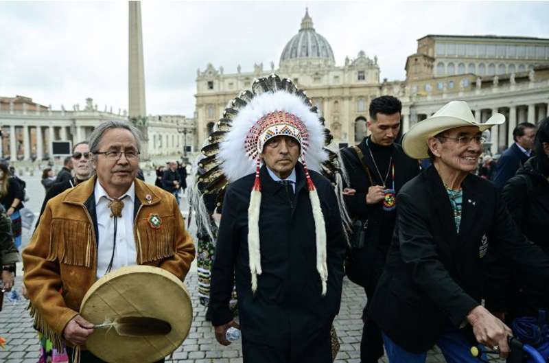 i nativi canadesi a roma per incontrare il papa