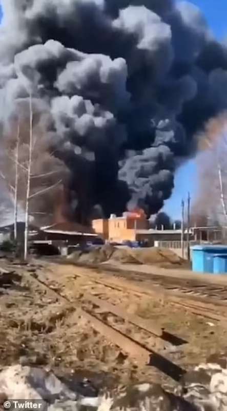 Incendio impianto chimico Dmitrievsky in Russia