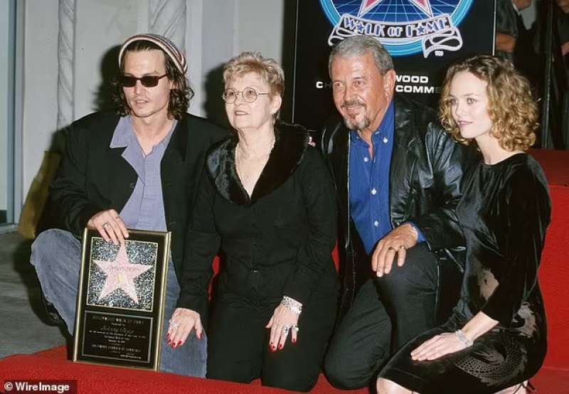 Johnny Depp con i genitori e Vanessa Paradis