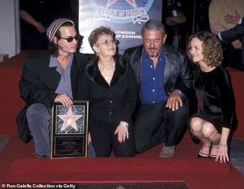 Johnny Depp con i genitori e Vanessa Paradis 2