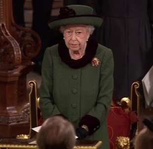 la regina elisabetta in collegamento con il royal london hospital 1