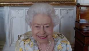 la regina elisabetta in collegamento con il royal london hospital 2