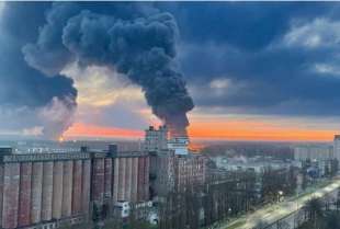 Le cisterne in fiamme a Bryansk