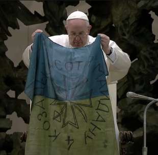 papa francesco con una bandiera ucraina proveniente da bucha