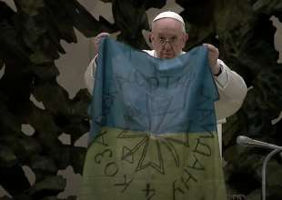 papa francesco con una bandiera ucraina proveniente da bucha