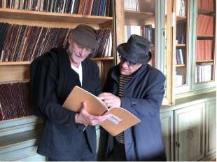 Anselm Kiefer legge un quaderno di Andrea Emo insieme a Massimo Donà nella biblioteca di Villa EMO, vicino a Monselice (Padova)