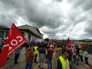 sciopero davanti alla fabbrica 1