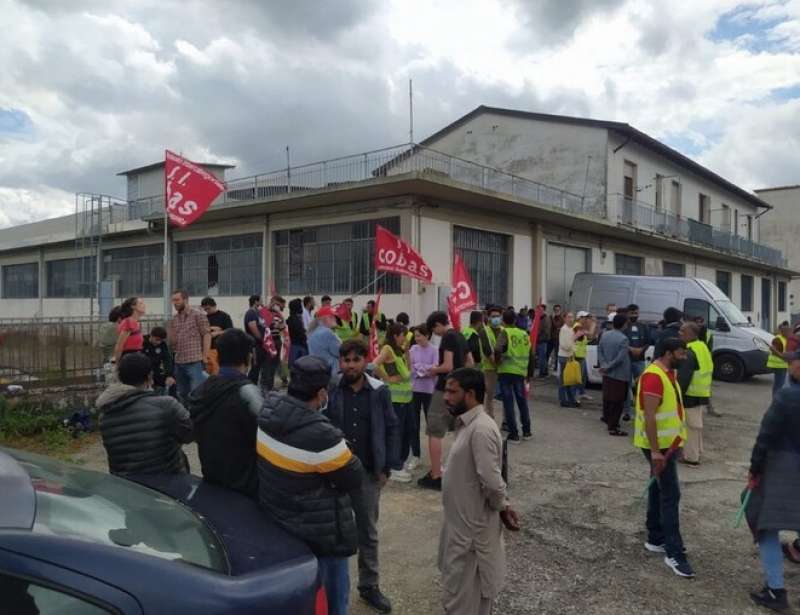 sciopero davanti alla fabbrica 2