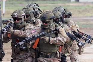soldati inglesi addestrano militari ucraini 1