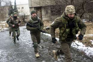 soldati inglesi addestrano militari ucraini 4