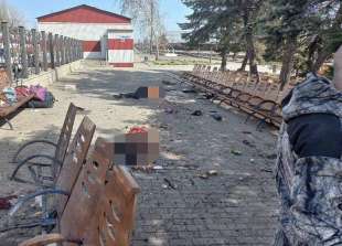 strage di civili in fuga alla stazione ferroviaria di kramatorsk 10