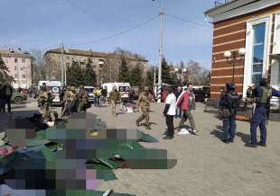 strage di civili in fuga alla stazione ferroviaria di kramatorsk 15