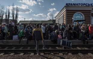 civili in fuga alla stazione ferroviaria di kramatorsk 3