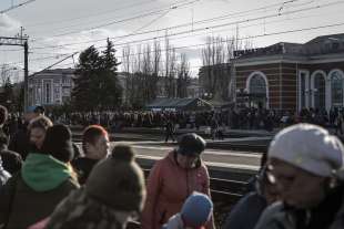 civili in fuga alla stazione ferroviaria di kramatorsk 5