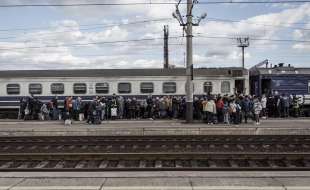 civili in fuga alla stazione ferroviaria di kramatorsk 7