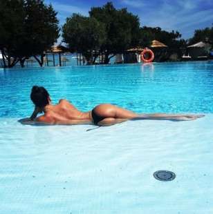 topless in piscina 4