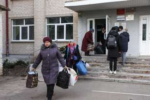 ucraina, evacuazione di civili nella regione di lugansk 14