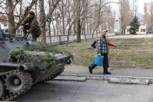 ucraina, evacuazione di civili nella regione di lugansk 3