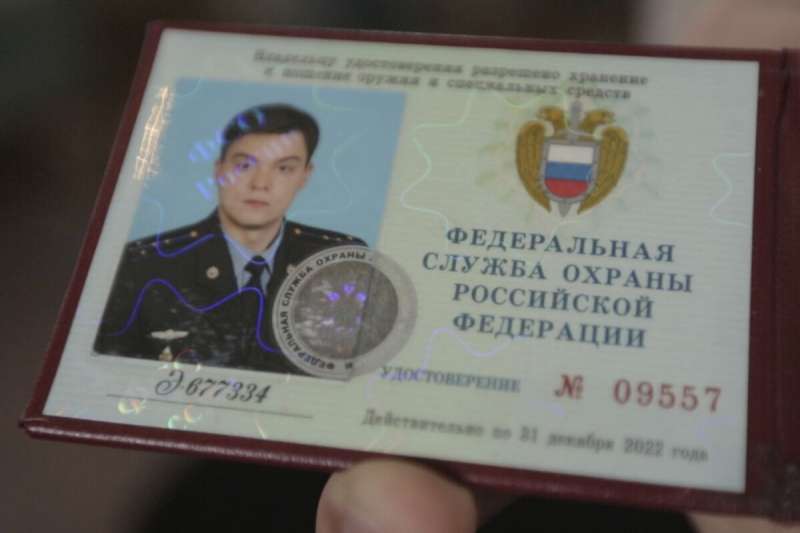il tesserino del servizio federale russo di protezione di Gleb Karakulov