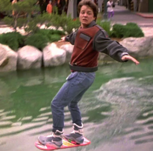 Michael J Fox SULL hoverboard IN RITORNO AL FUTURO
