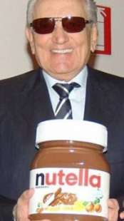Michele Ferrero con un barattolo di Nutella