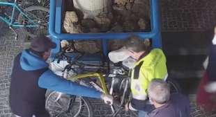 Antonio Del Giudice ruba le biciclette fuori dal comune di striano