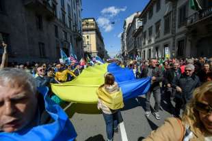bandiera ucraina al corteo per il 25 aprile a milano